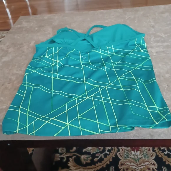 - Old navy woman active top - Picture 3 of 3